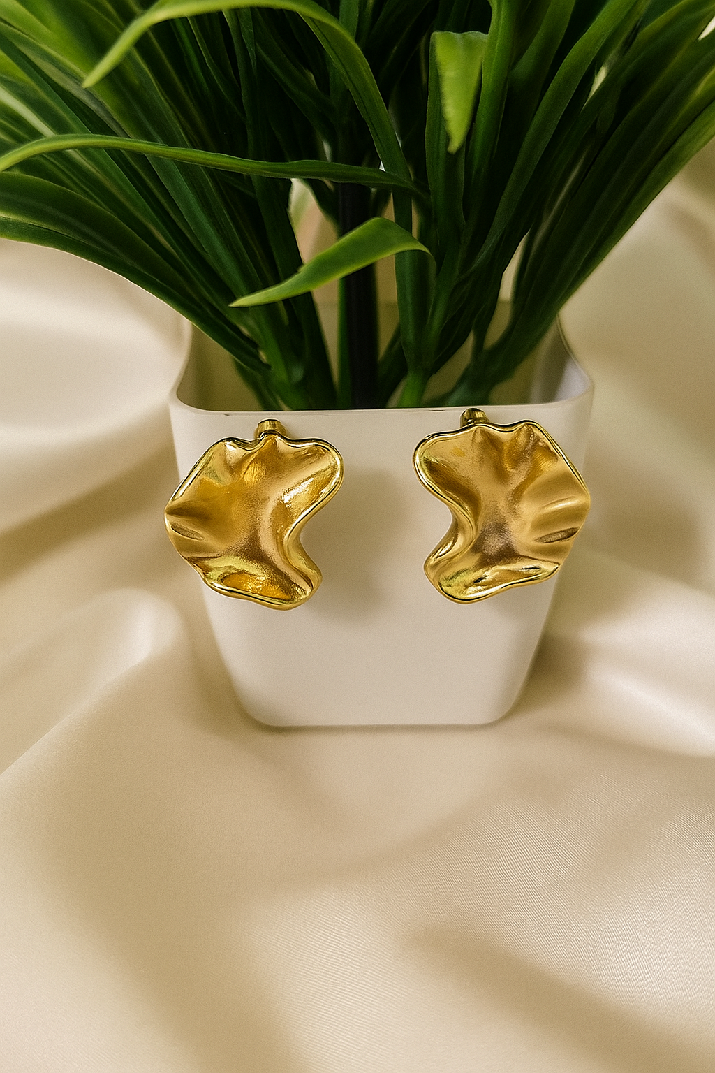 Mira Wave Shell Studs