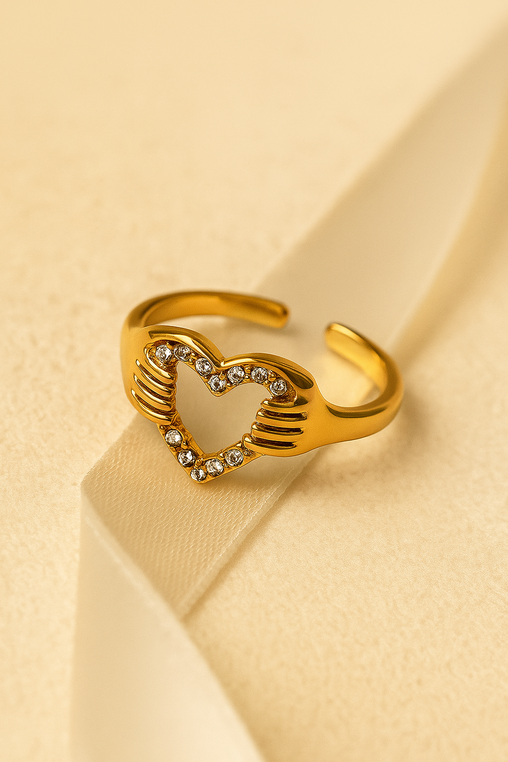 Amora Hug Heart Ring